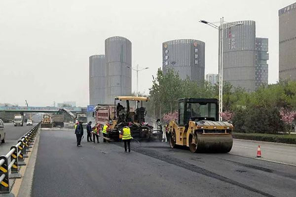 高速公路路面施工為什么多數(shù)使用瀝青材料？